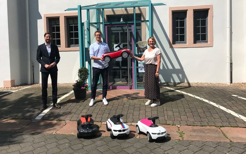 Cloppenburg Trier spendet neue Bobby Cars für das Montessori Kinderhaus Am Fliederbusch